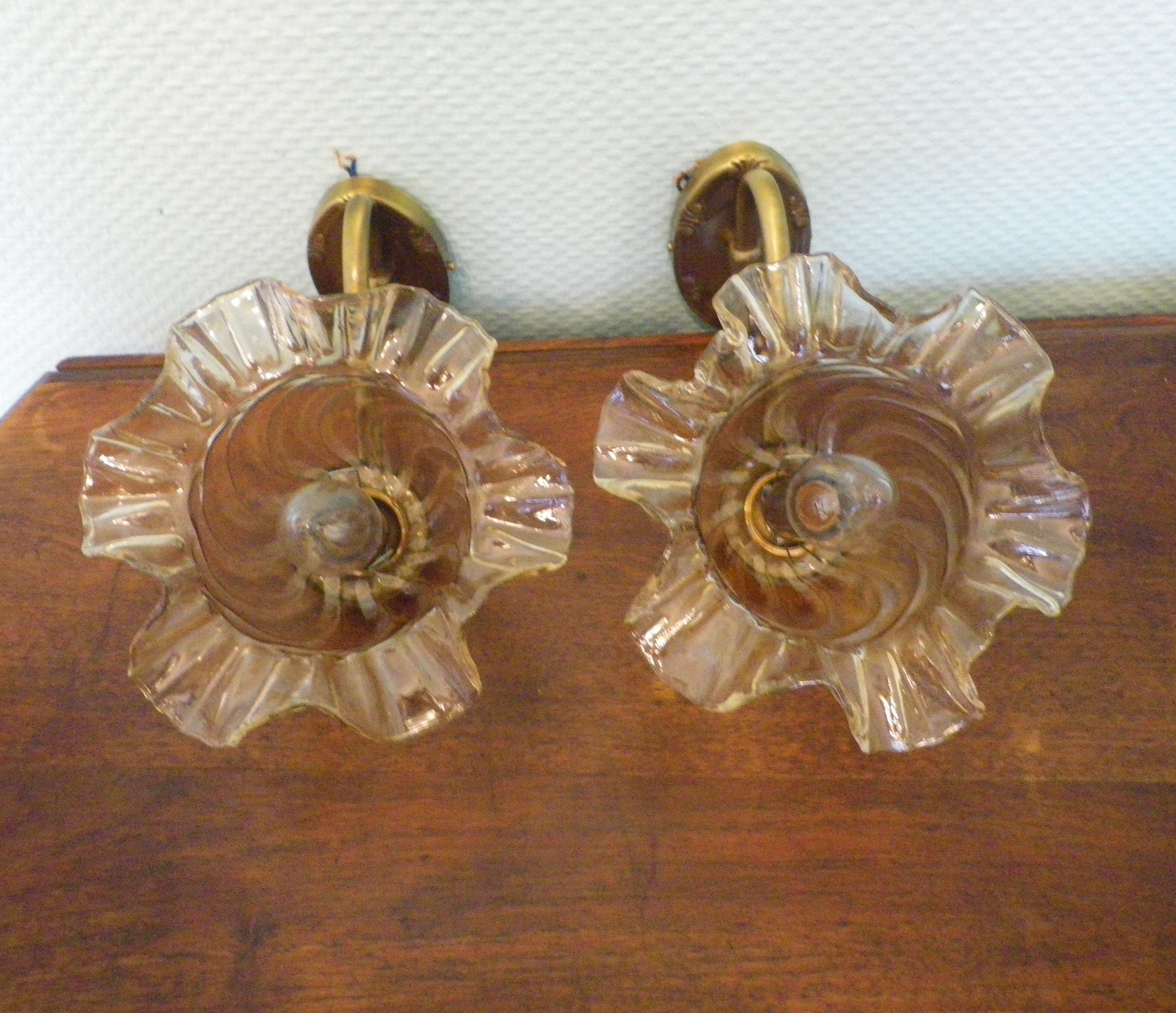 Wall lamps in gilded metal, verrine in the shape of amber glass corollas, 70s
