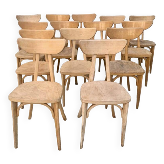 Série de 14 anciennes chaises bistrot en bois clair