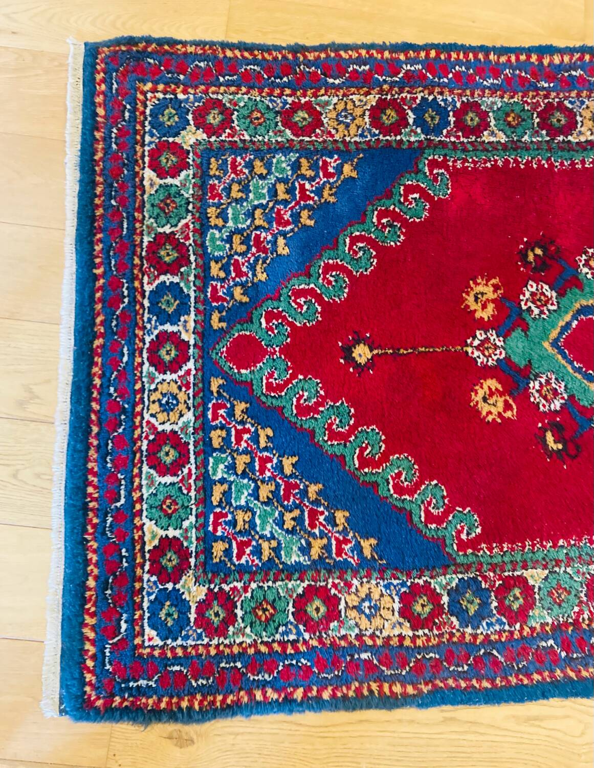 Oriental rug in thick hand-woven wool made in Tunisia mid-20th century