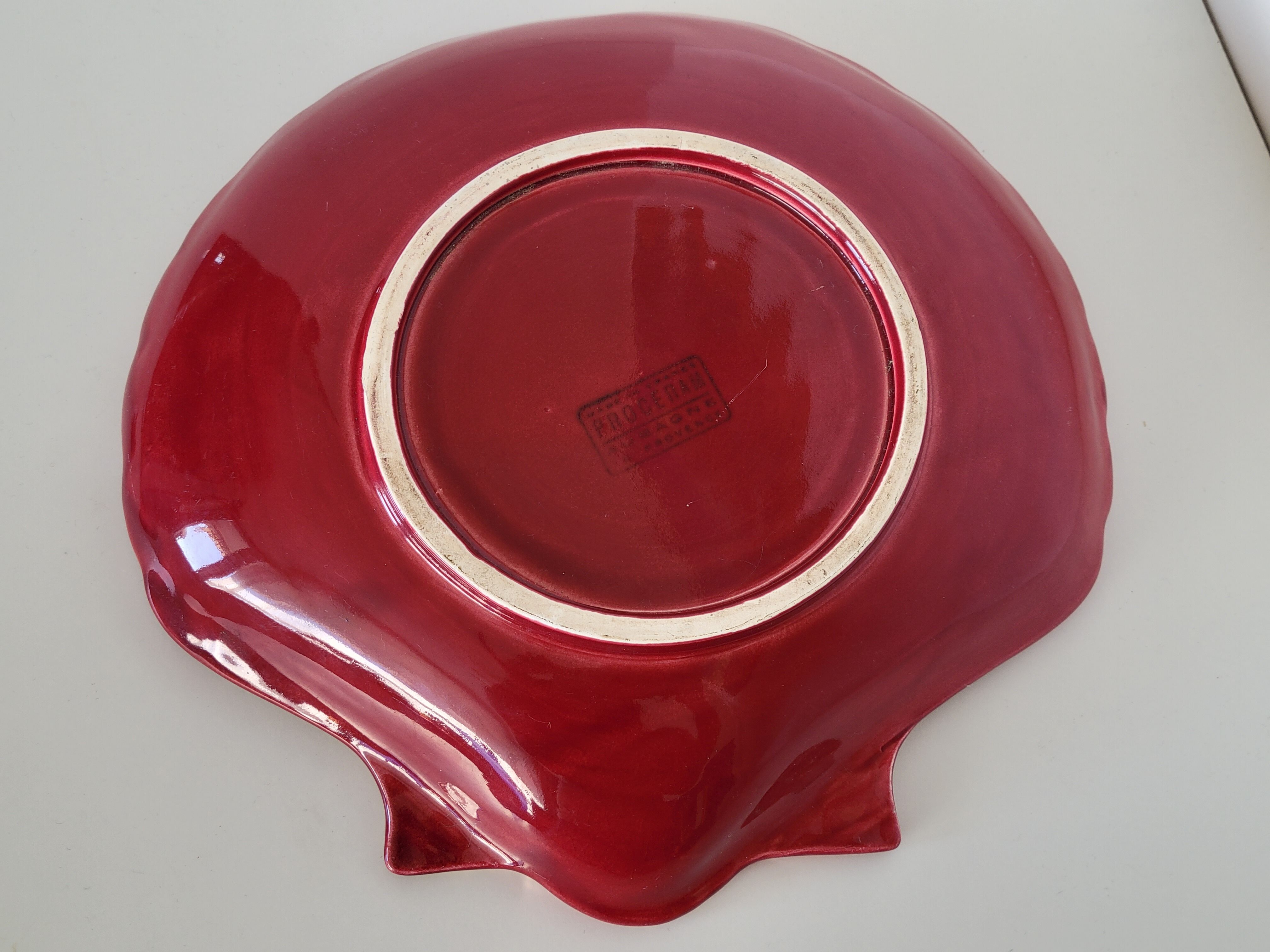 Proceram Aubagne service in red and gilded ceramic shell St Jacques 1950