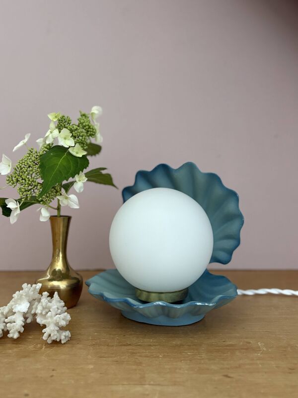 Lampe vintage en forme de coquillage en céramique bleue et opaline.