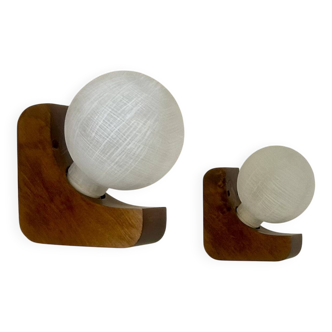 Paire d'appliques vintage, bois et opaline, France, 1970