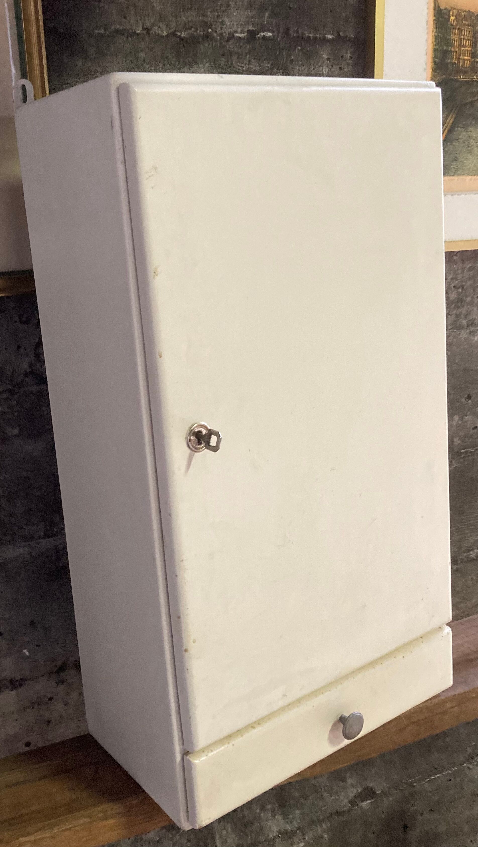 Cabinet called toilet to hang