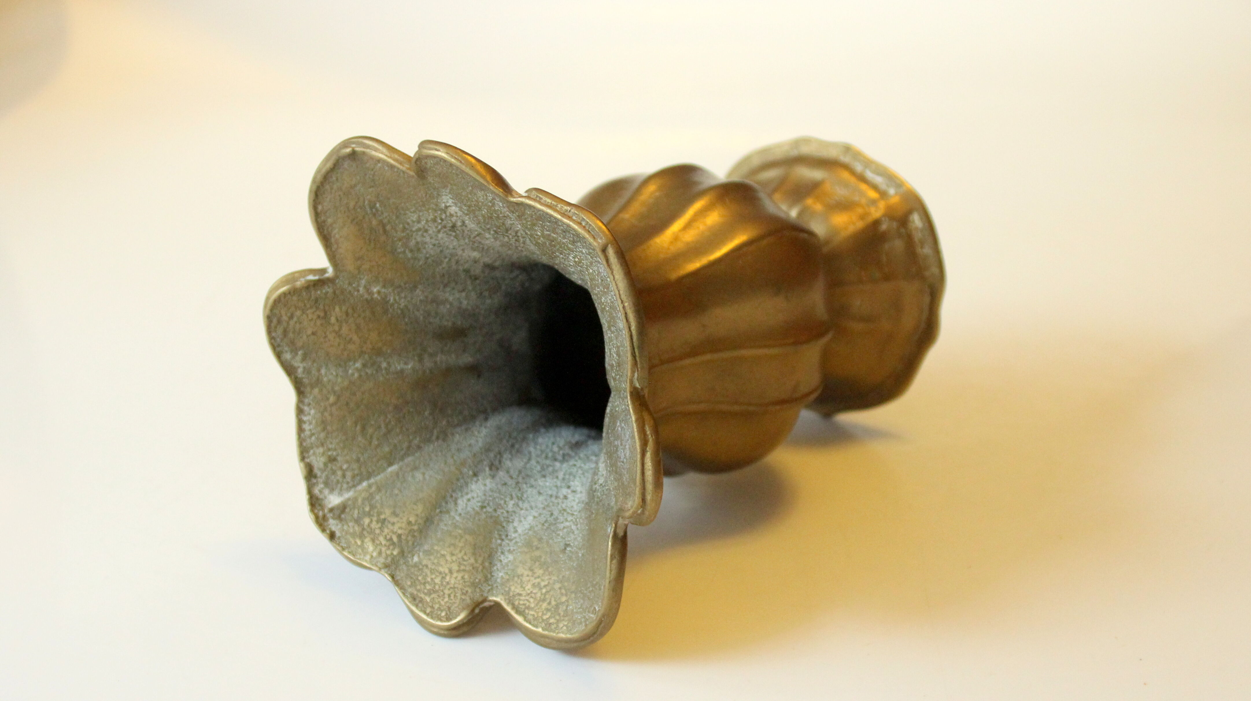 Vase en laiton solide et lourd, le dessus ressemble à un calyx, vintage