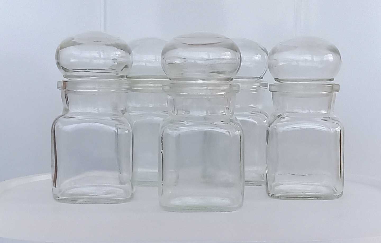 Lot de cinq pots d'apothicaire en verre transparent
