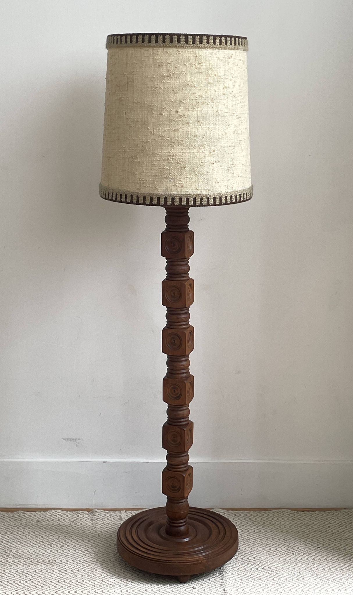 Brutalist floor lamp in turned wood, in the style of Charles Dudouyt.