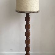 Brutalist floor lamp in turned wood, in the style of Charles Dudouyt.