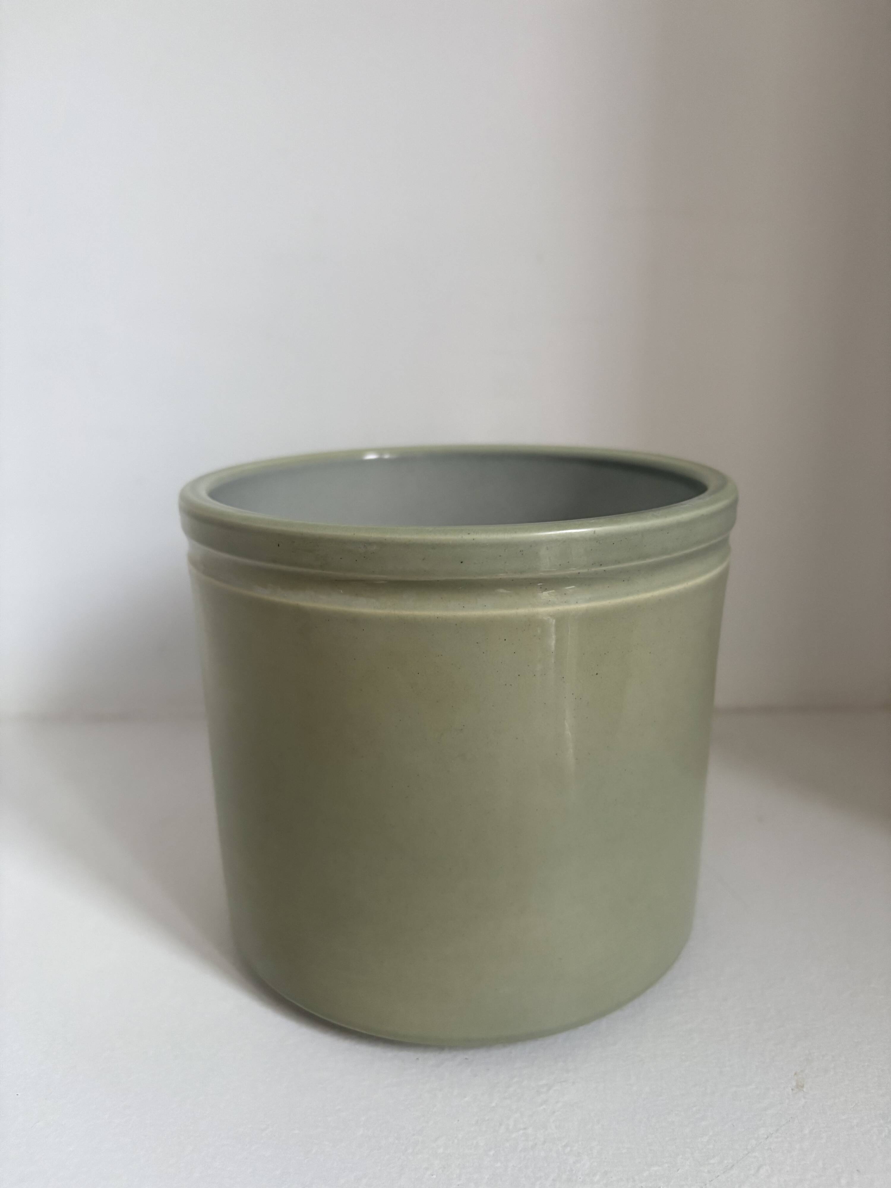 Set of 18 decorative items