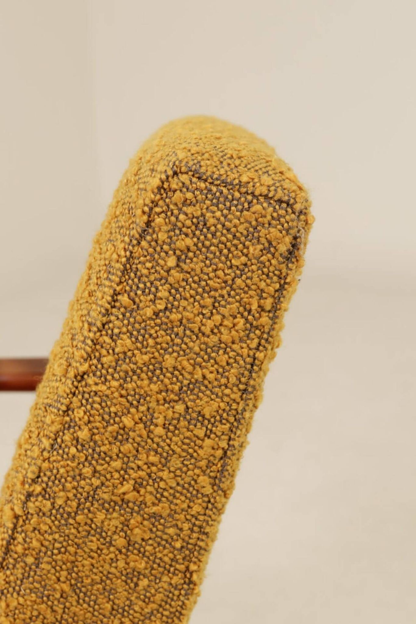 Deux chaises longues vintage en bouclée moutarde, design du milieu du siècle, 1960.