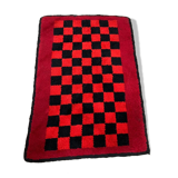 Tapis à carreaux noir rouge vintage