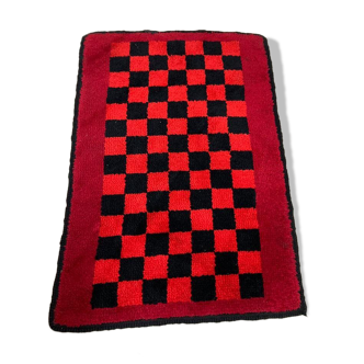 Tapis à carreaux noir rouge vintage