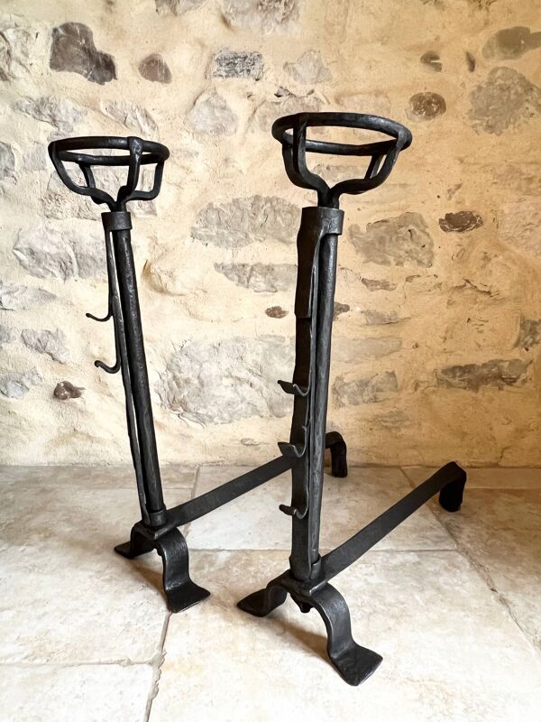 Paire de landiers XVIIIe en fer forgé, chenets porte buches