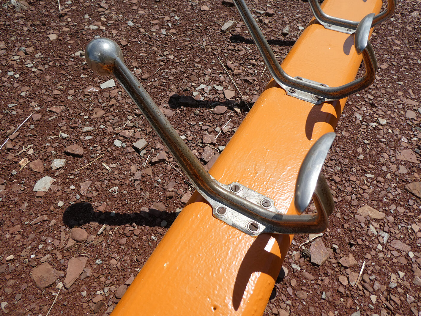 School wall door - 11-patère orange rail