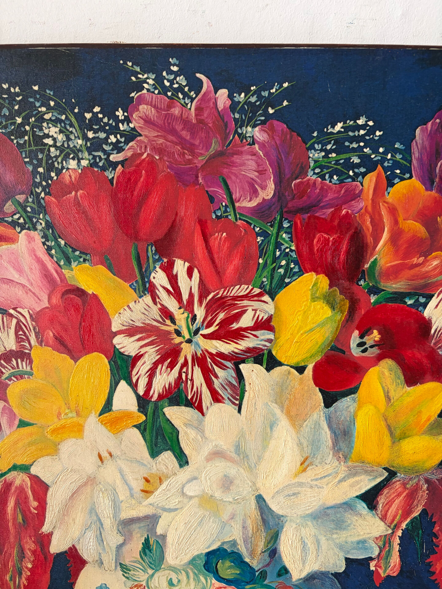 Bouquet rouge sur entablement, signé 1952