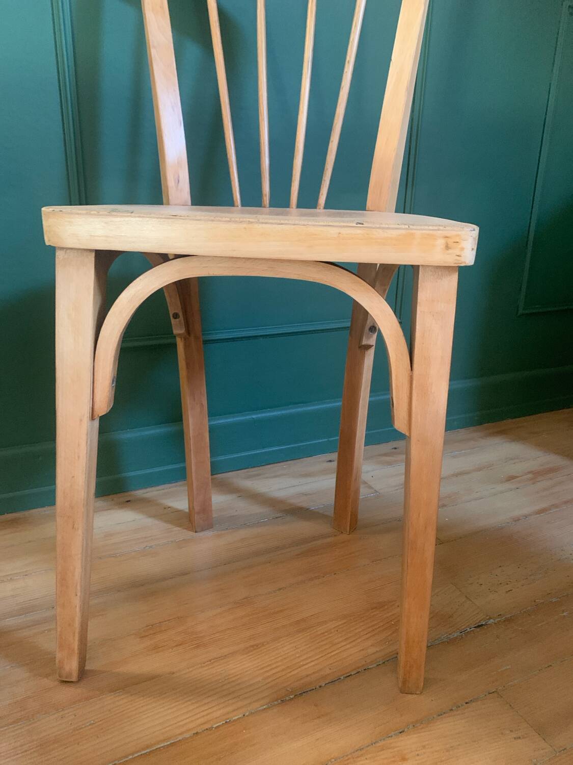 2 Scandinavian chairs inspired by Windsor.