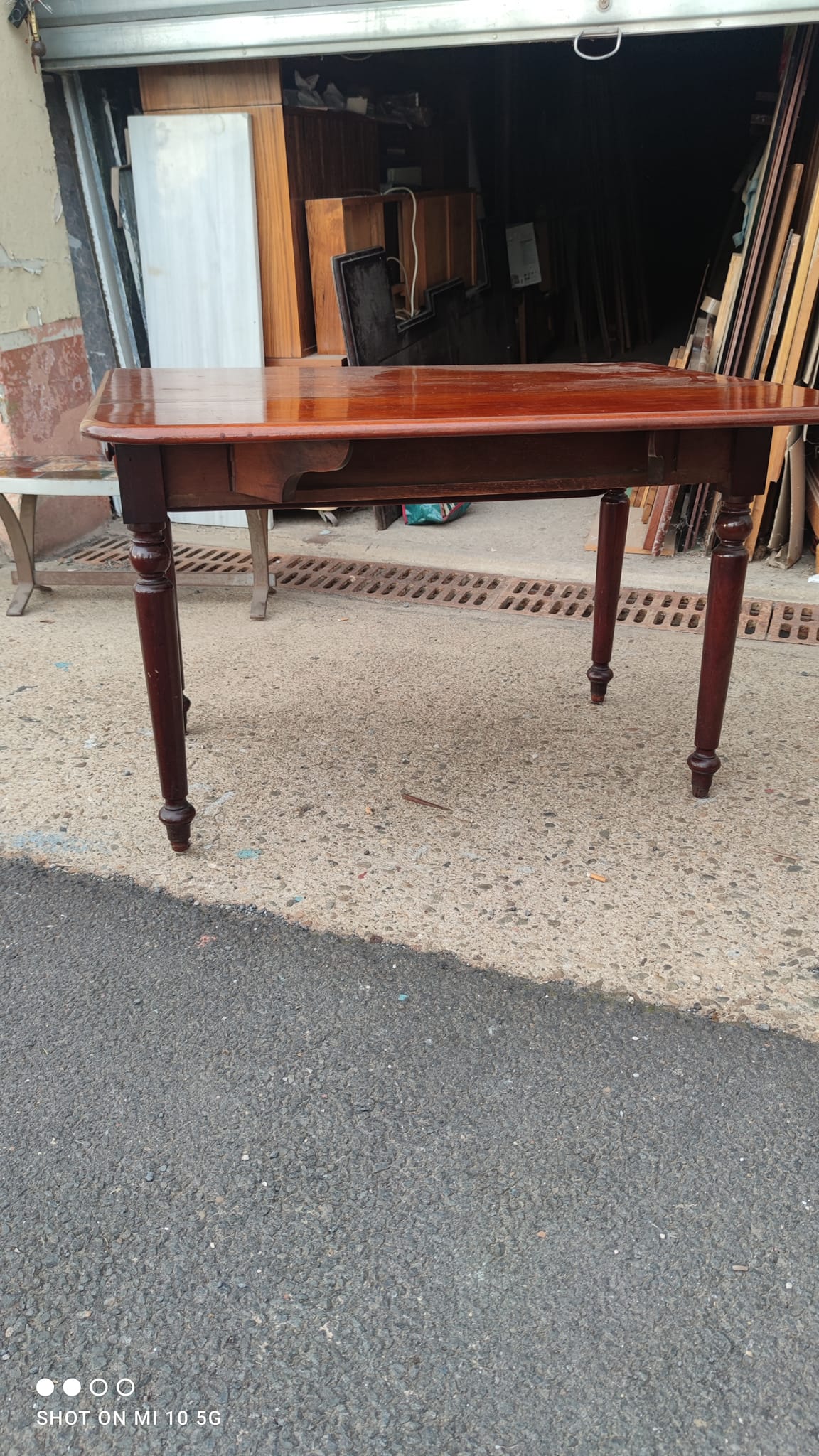 English wing table dating from the mid-19th century