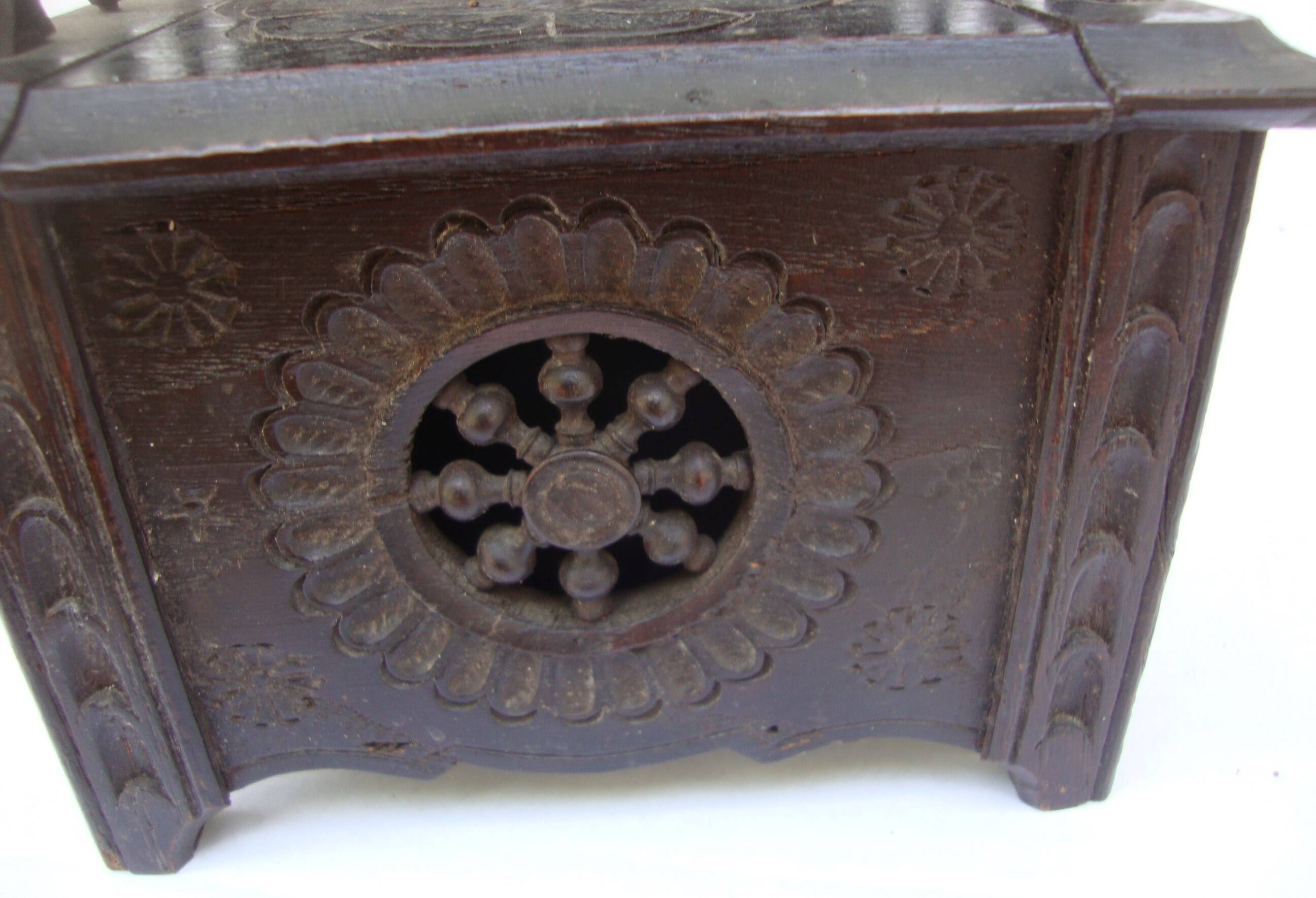 Jewelry box in the shape of a breton chair