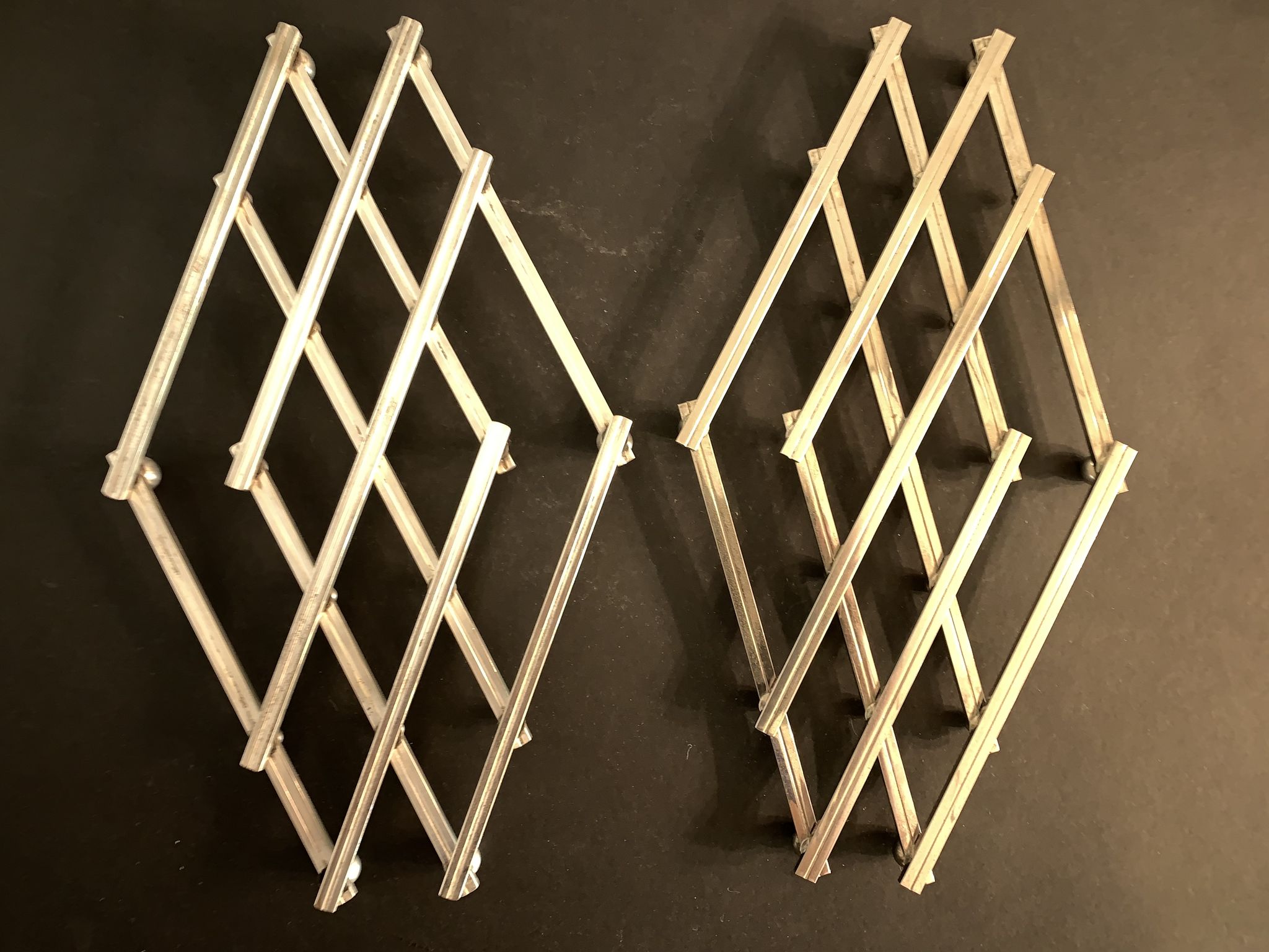Paire de dessous de plat anciens extensibles métal argenté 1940