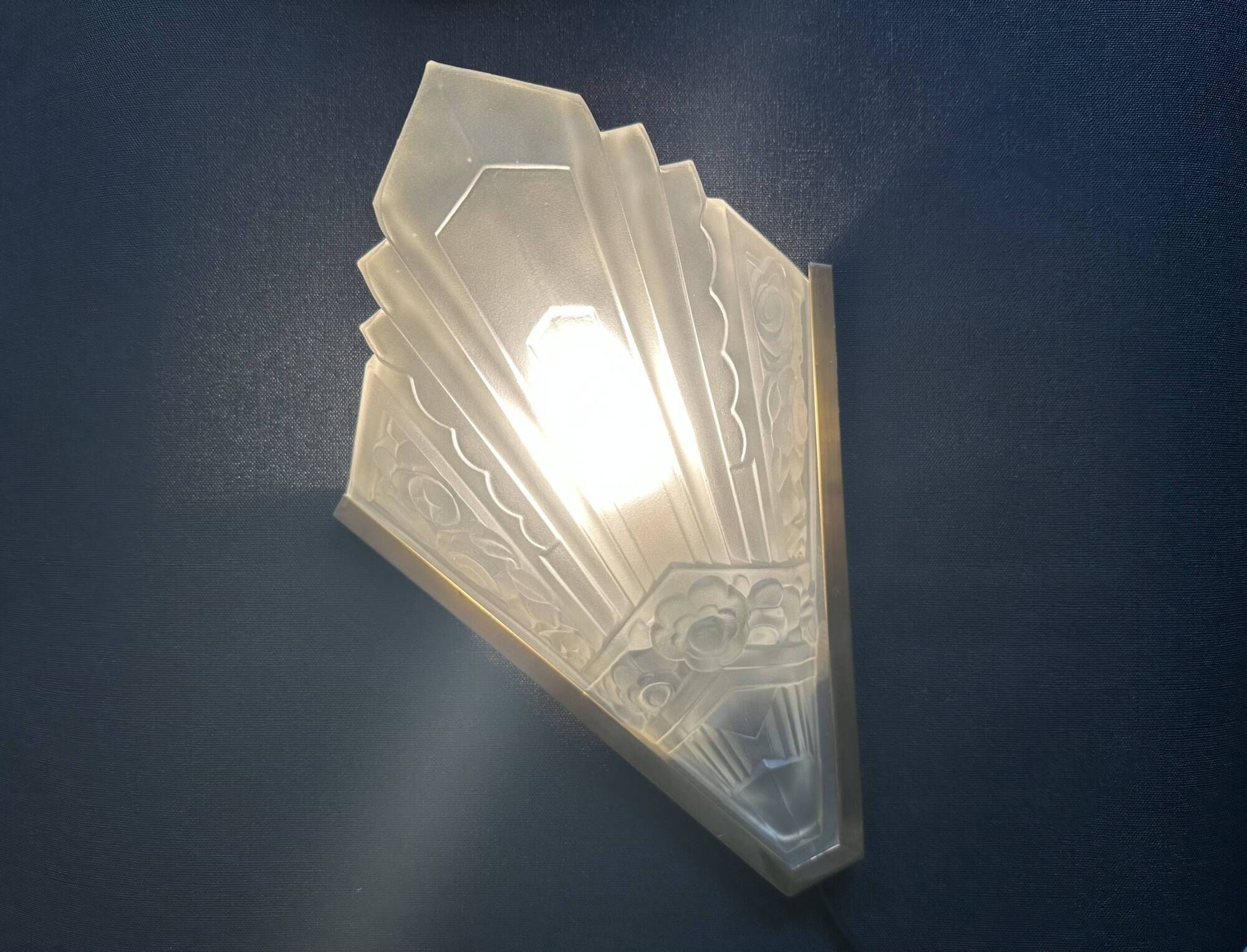Pair of Art Deco wall sconces in molded glass and gilt brass, 1930