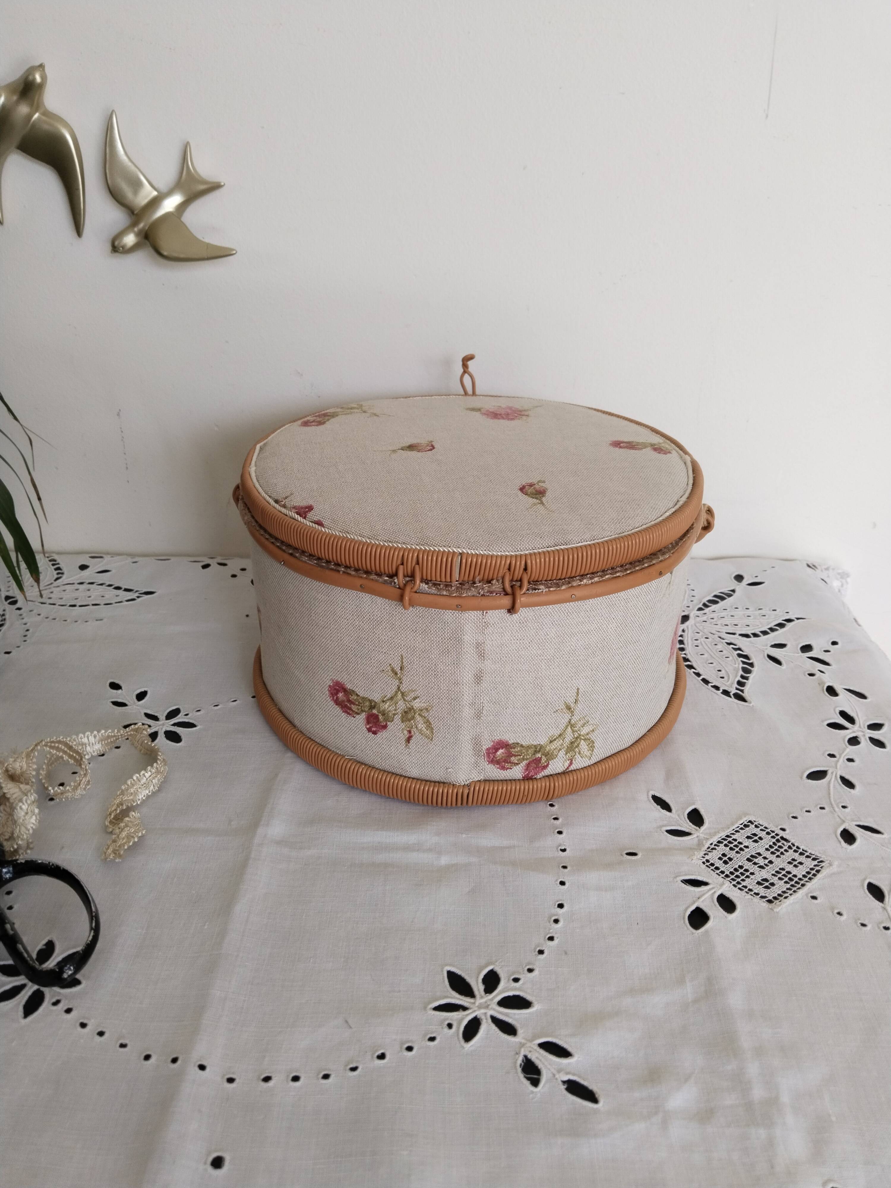 Sewing box, work box, scoubidou and fabric, beige