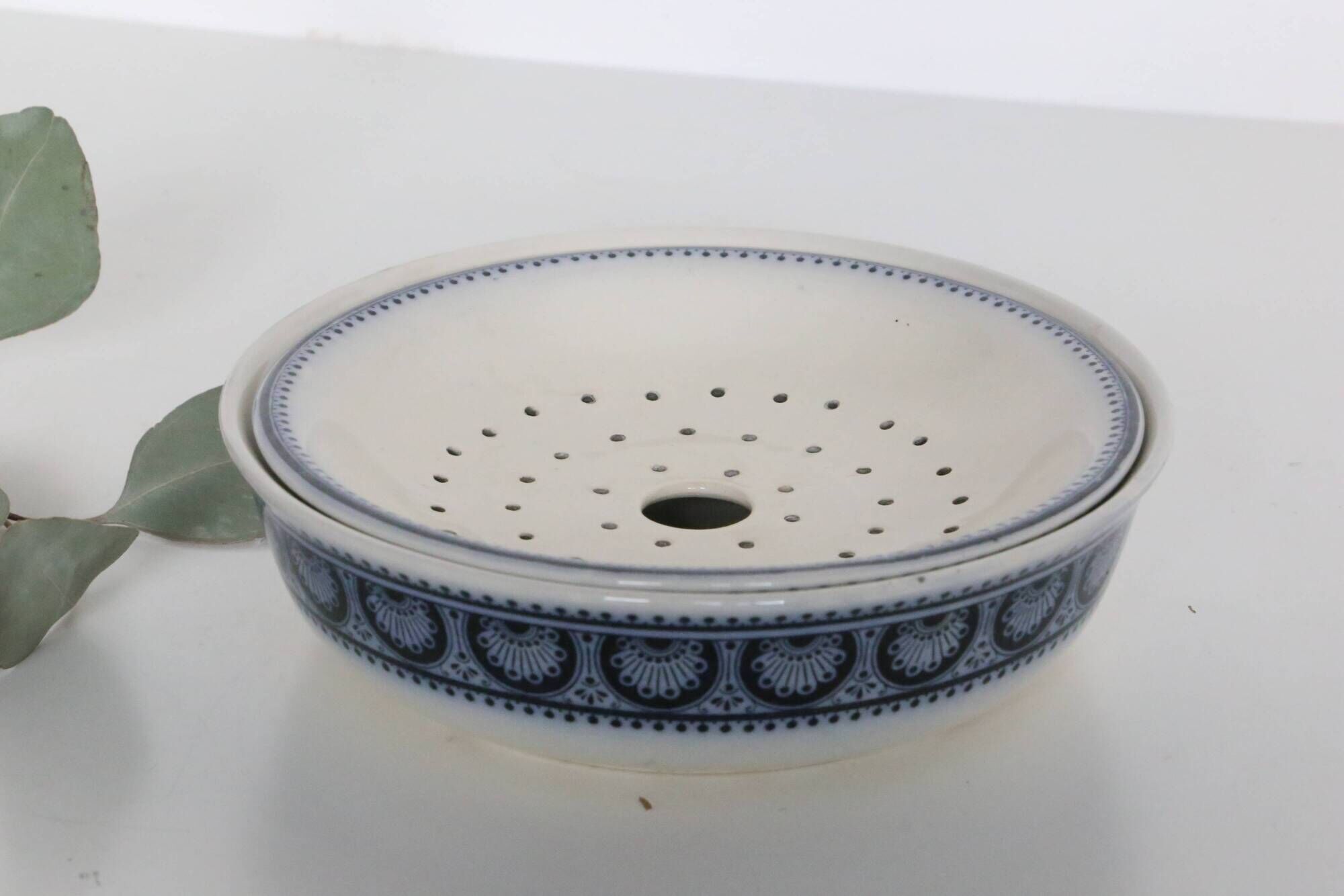 U&Cie Sarreguemines sponge holder, Terre de Fer, mid-19th century, French antique