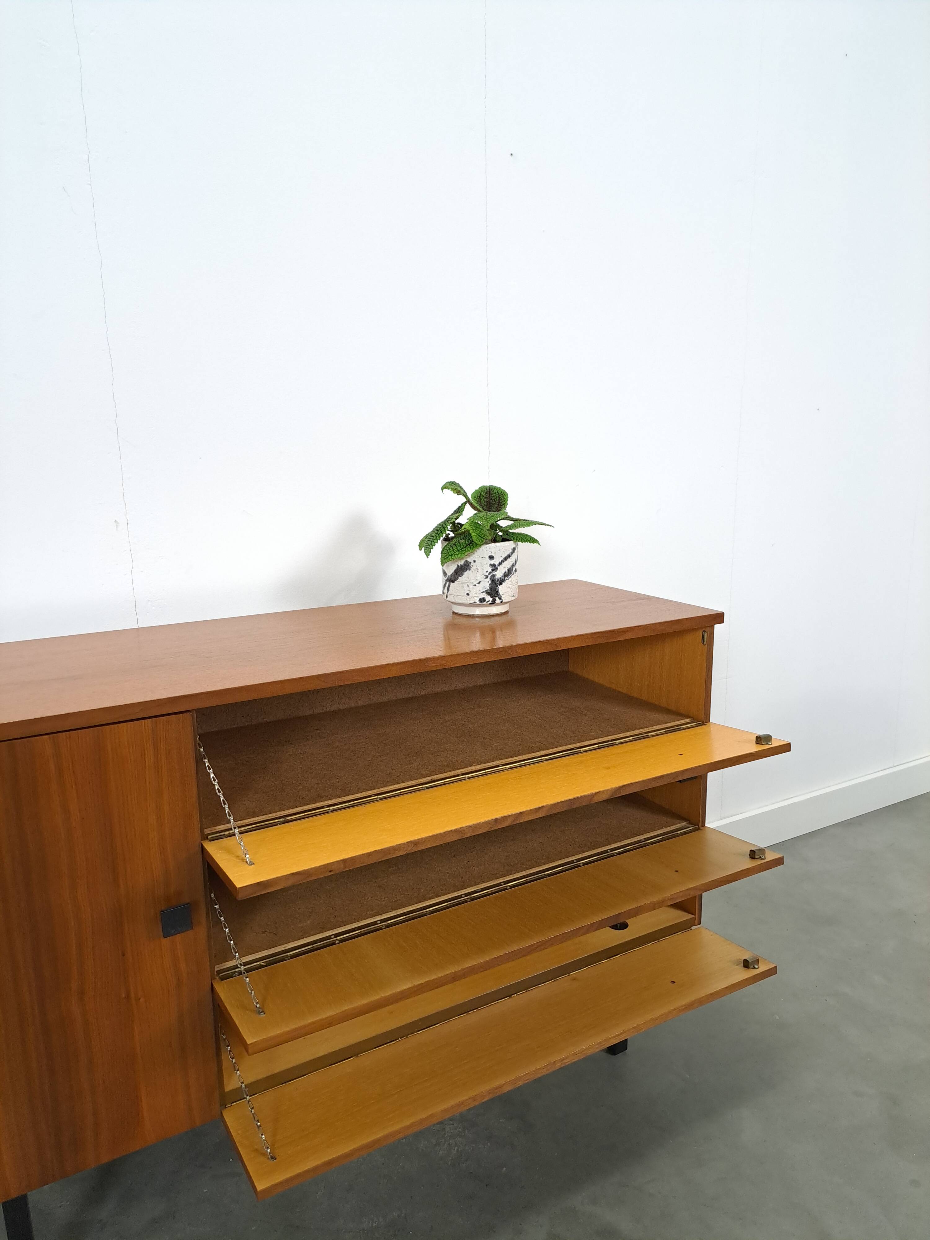 Armoire avec espace de rangement et poignées noires, buffet vintage