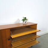 Armoire avec espace de rangement et poignées noires, buffet vintage