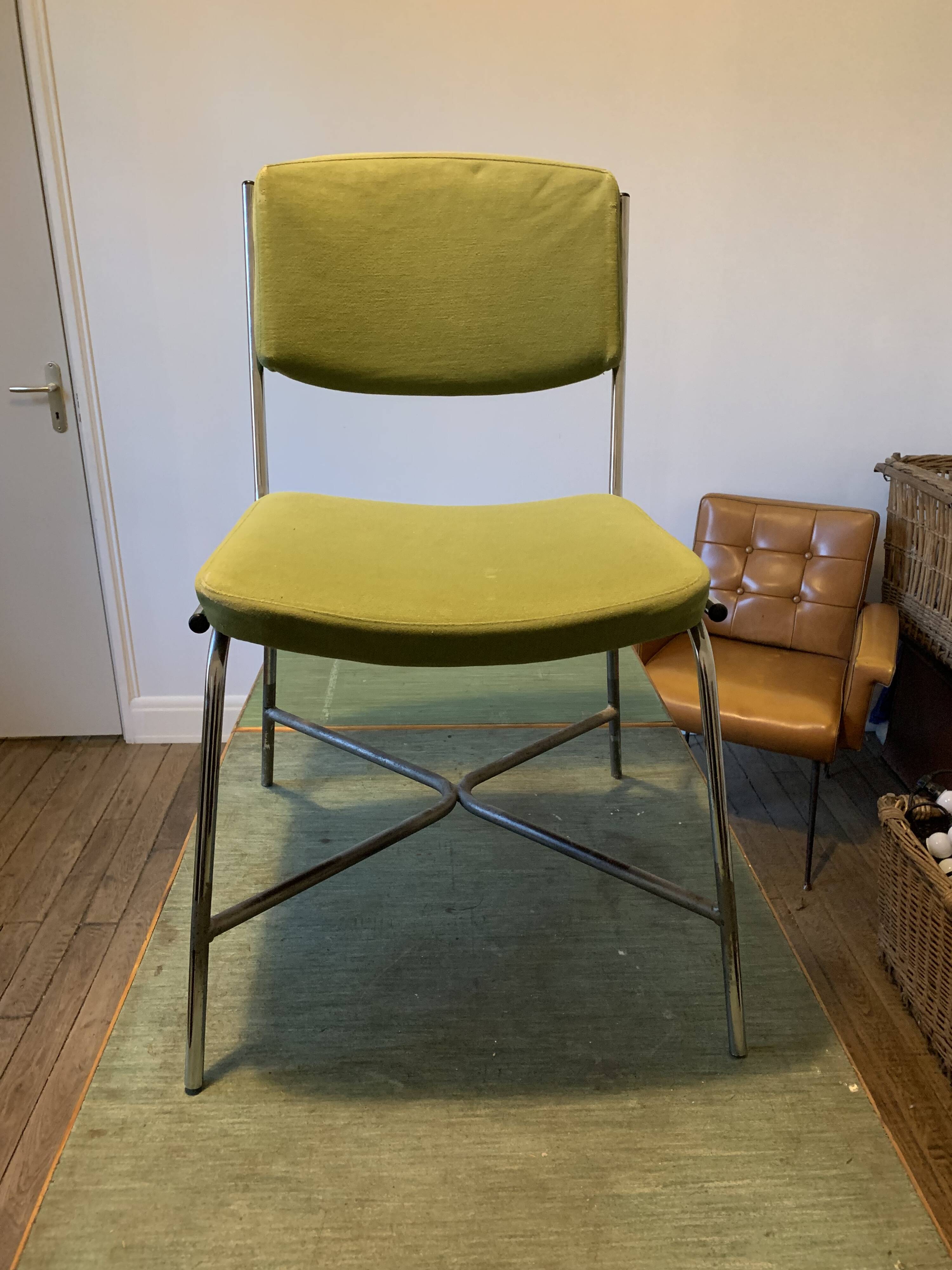 5 chaises 1 fauteuil 1970  structure chrome assise tissu vert style indus