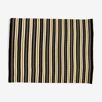 Minimalist flat weave (kilim) by Axeco Svenska AB. 261 (266 incl. the fringes) x 199 cm