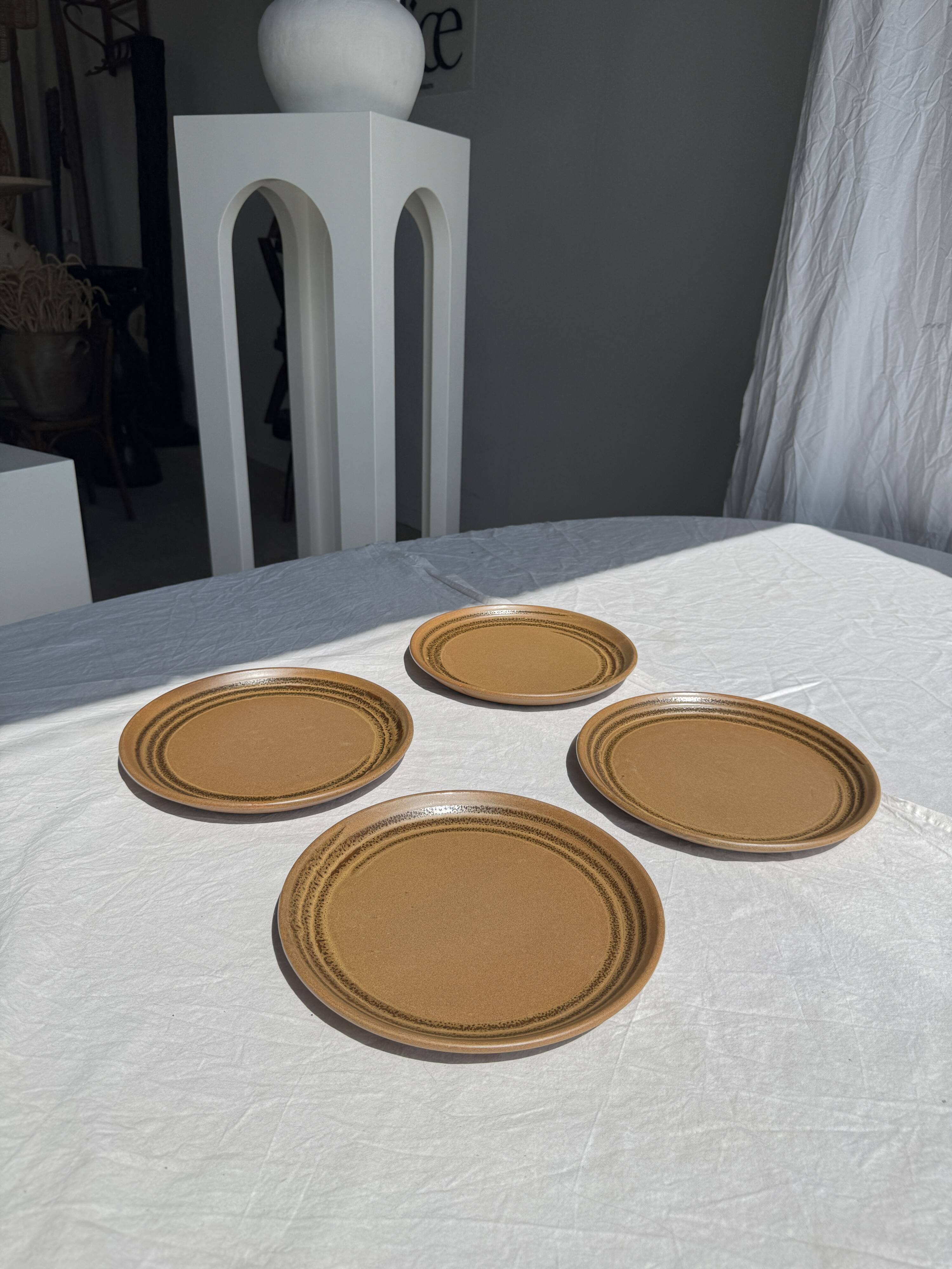 4 assiettes en grès brun