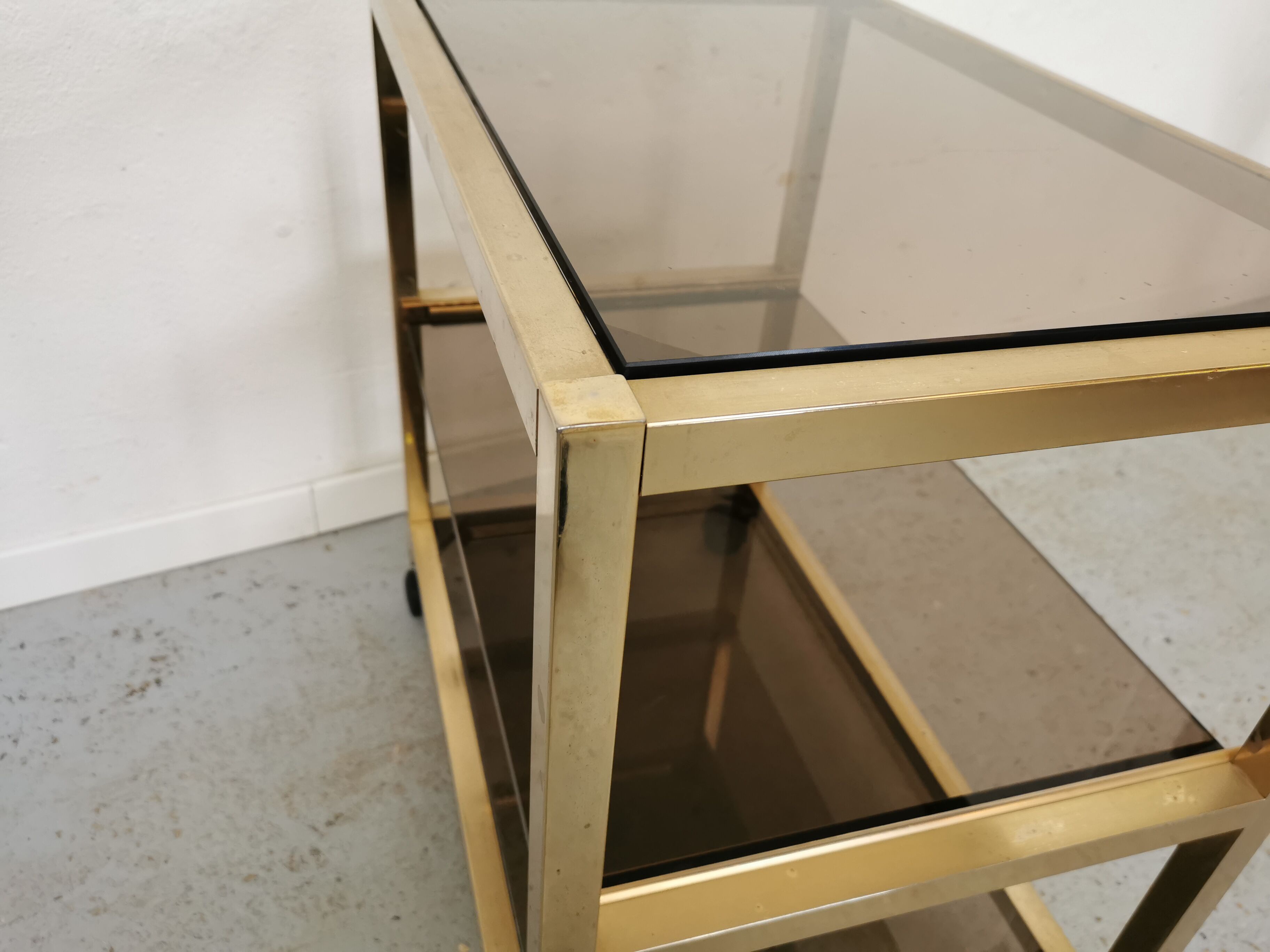 Serving table in brass and glass