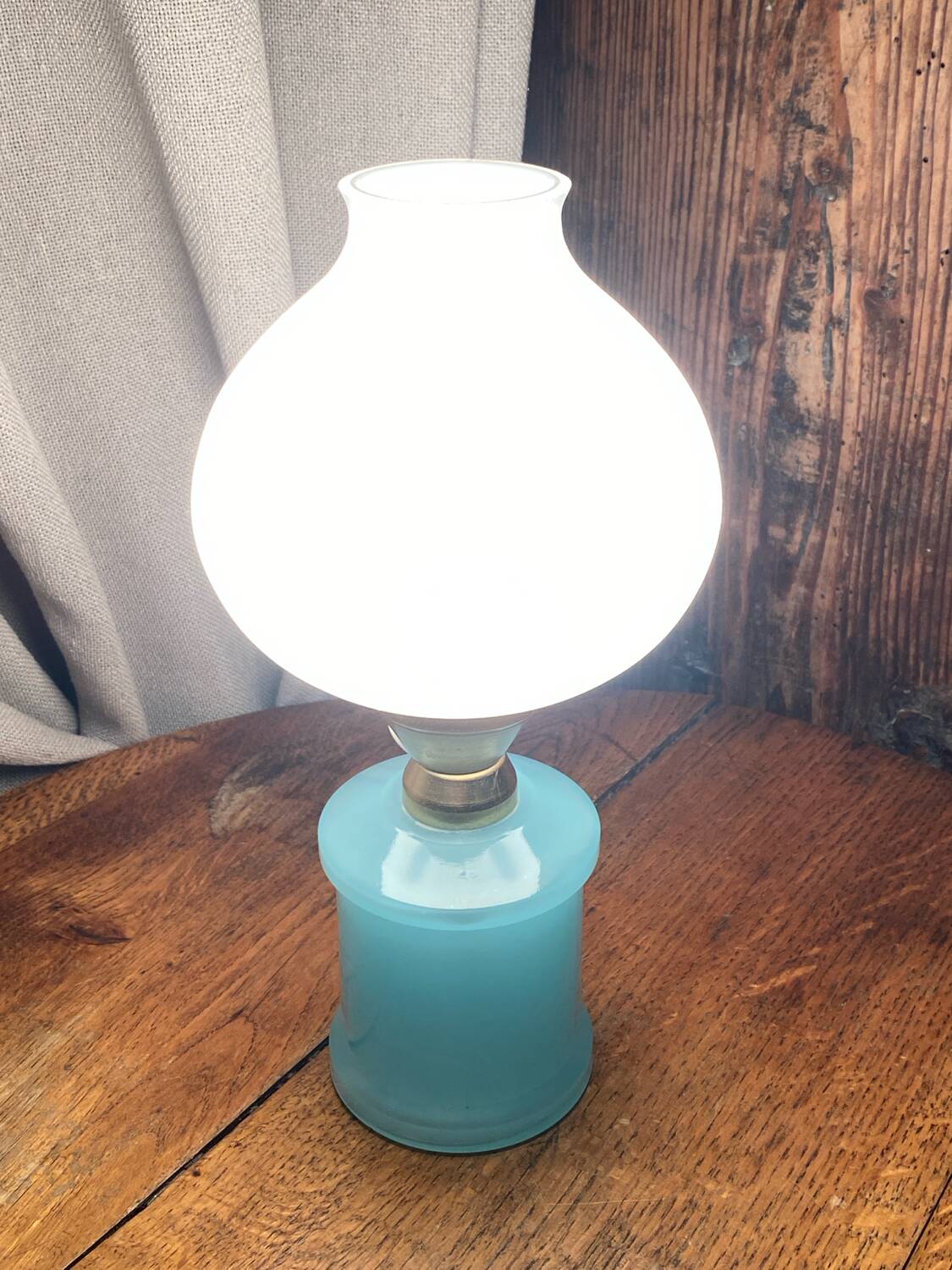 Lampe en opaline blanche et bleue 