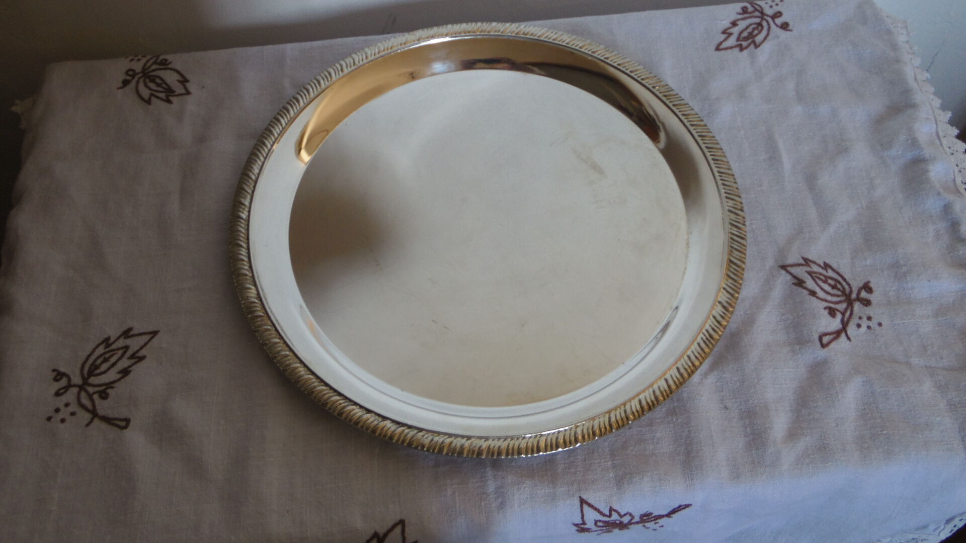 Round serving tray