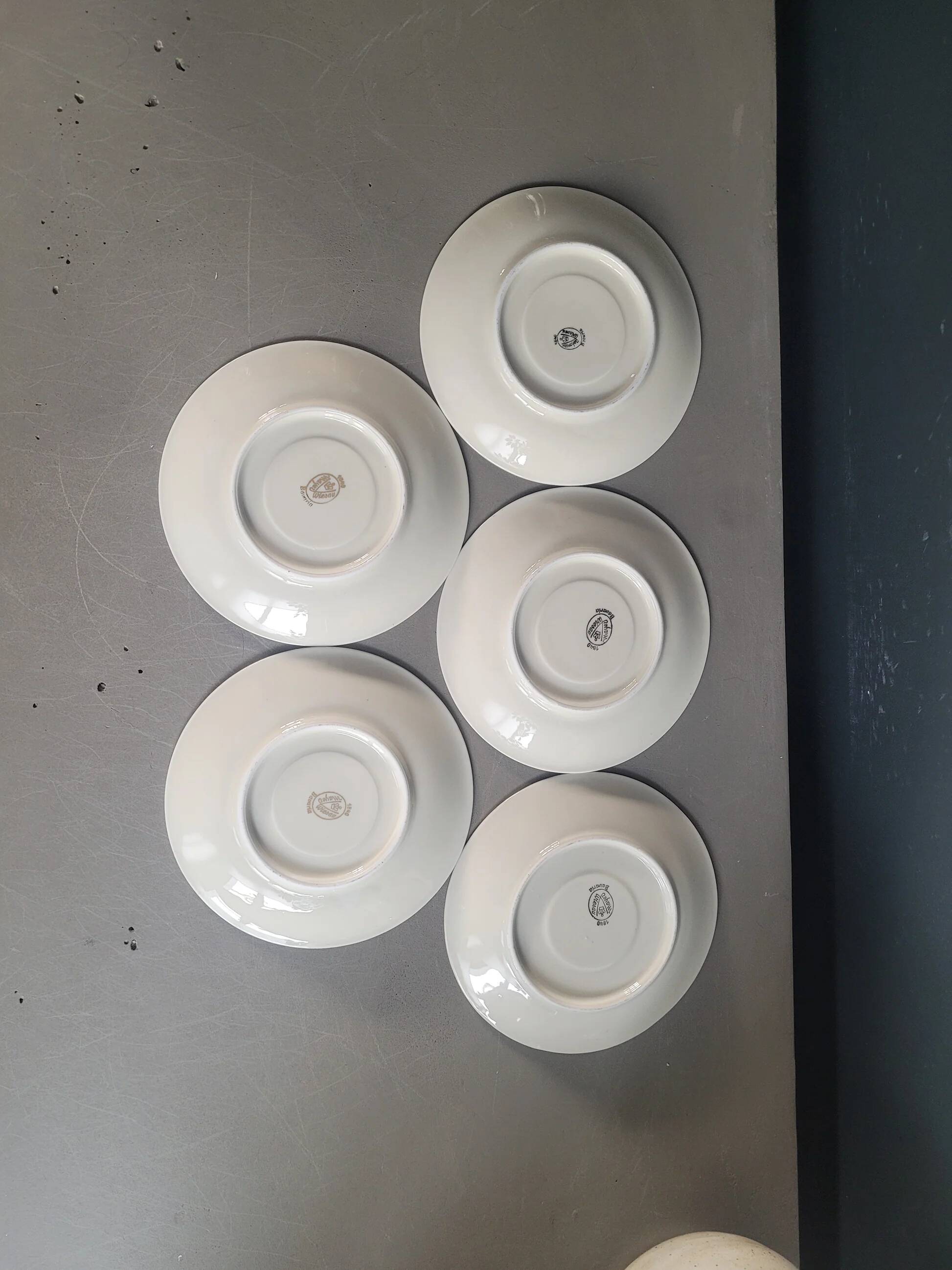 5 saucers Mayer Wiesau in Bavarian porcelain with a gold pattern.