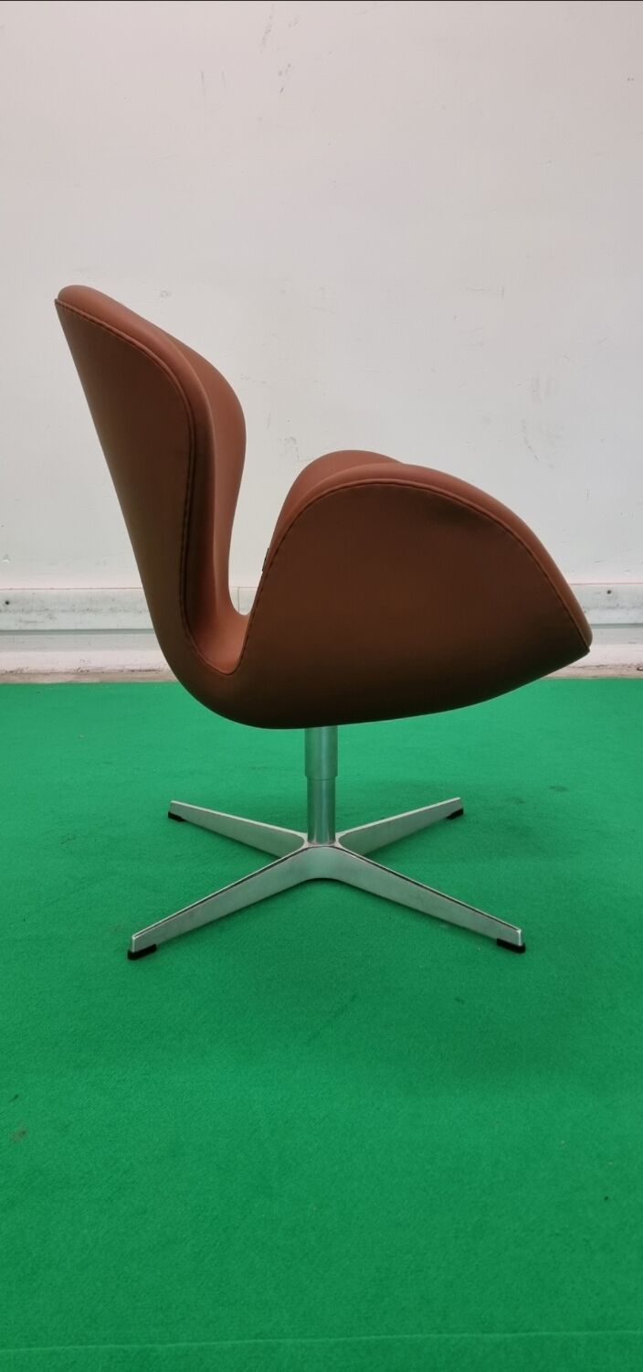 Arne Jacobsen Swan chair by Fritz hansen