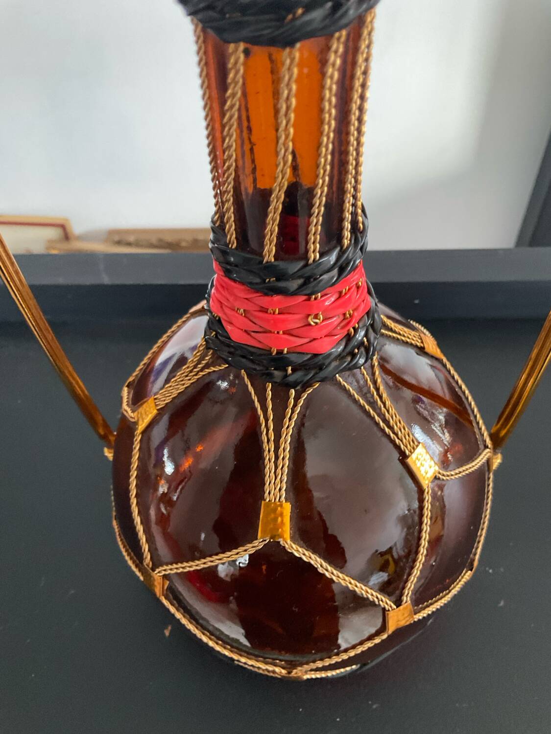 Carafe vintage en verre ambré,laiton et scoubidou