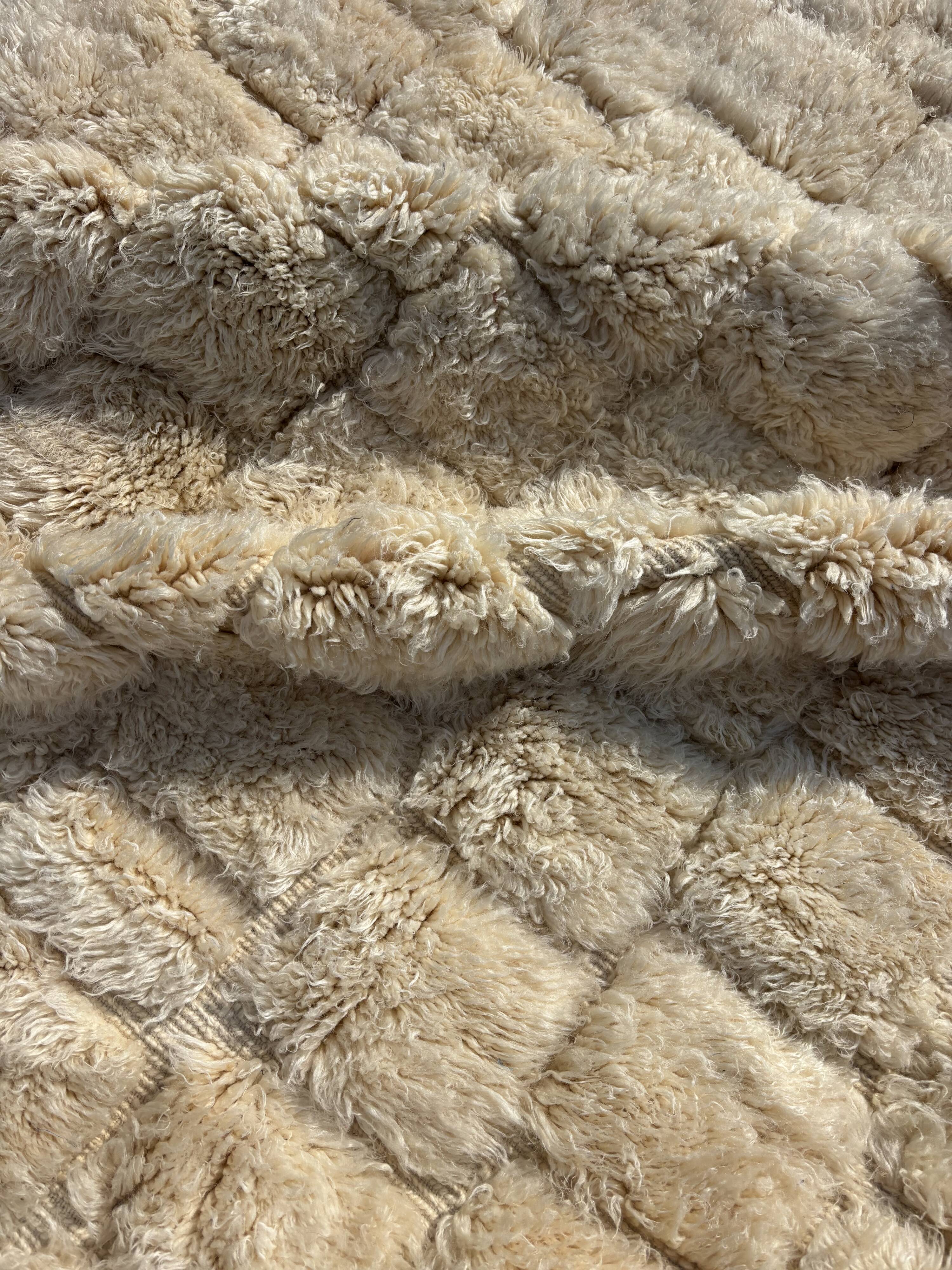 Berber Beni ouarain M'rirt rug in white natural wool