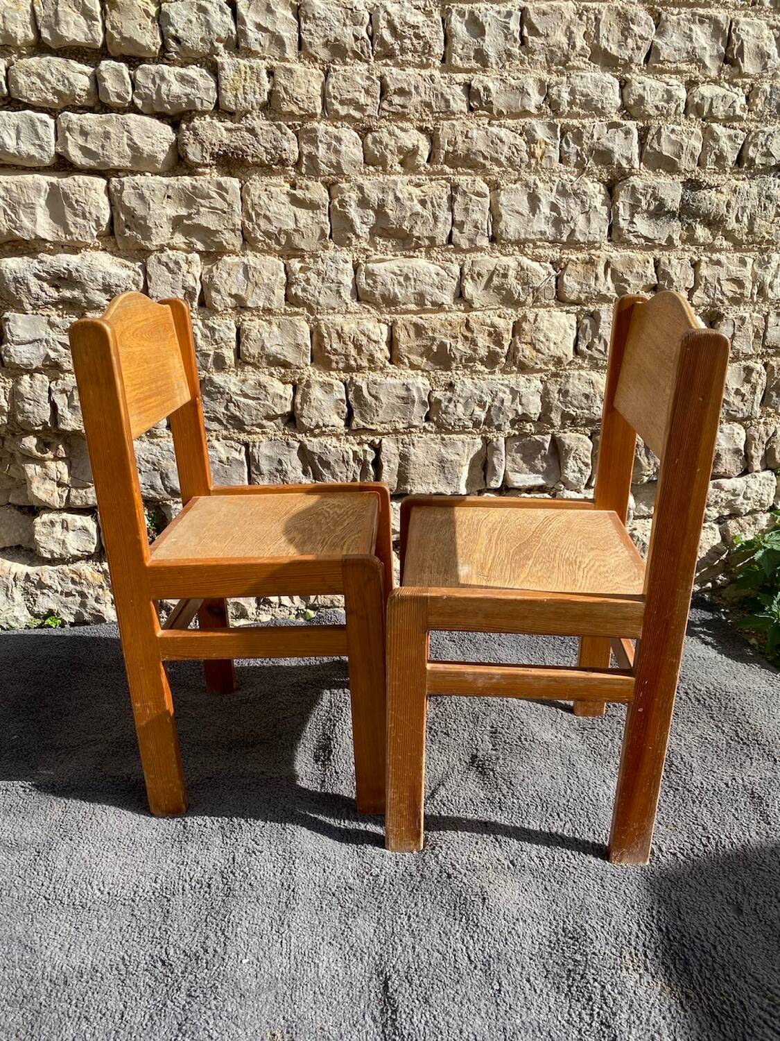 Deux chaises brutalistes des années 70 en chêne doré
