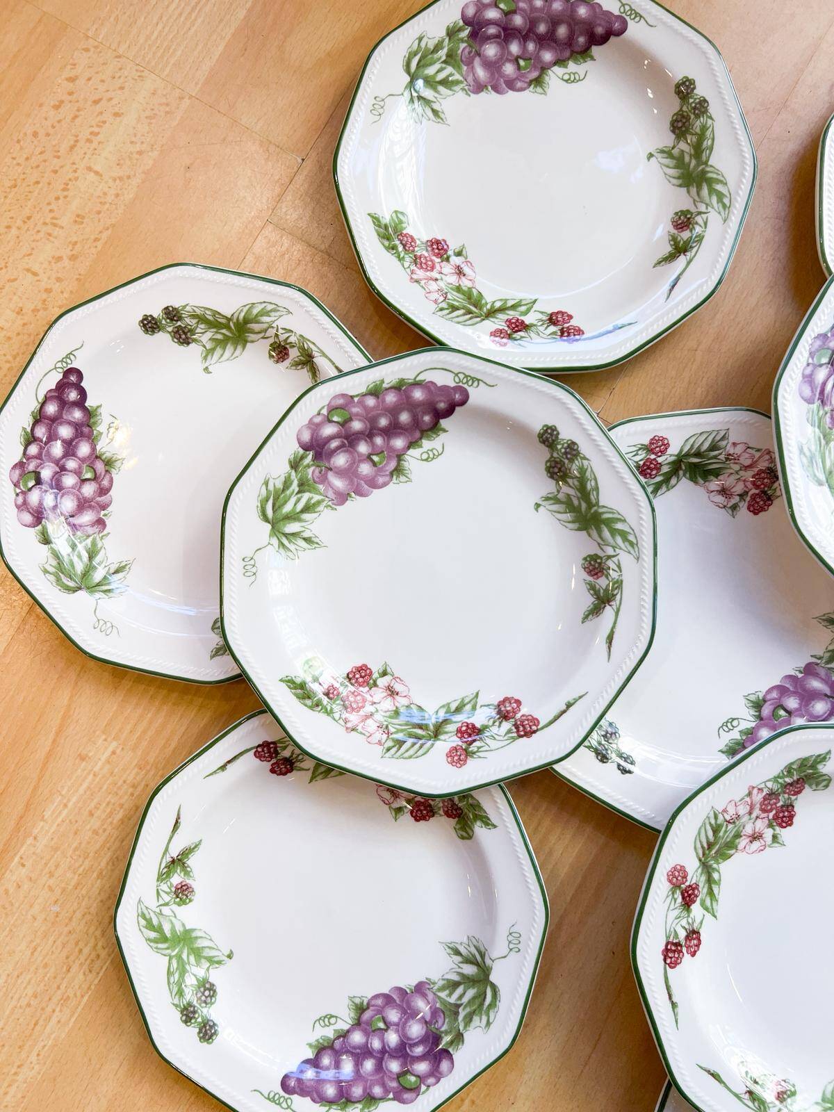 11 dessert plates Churchill - England