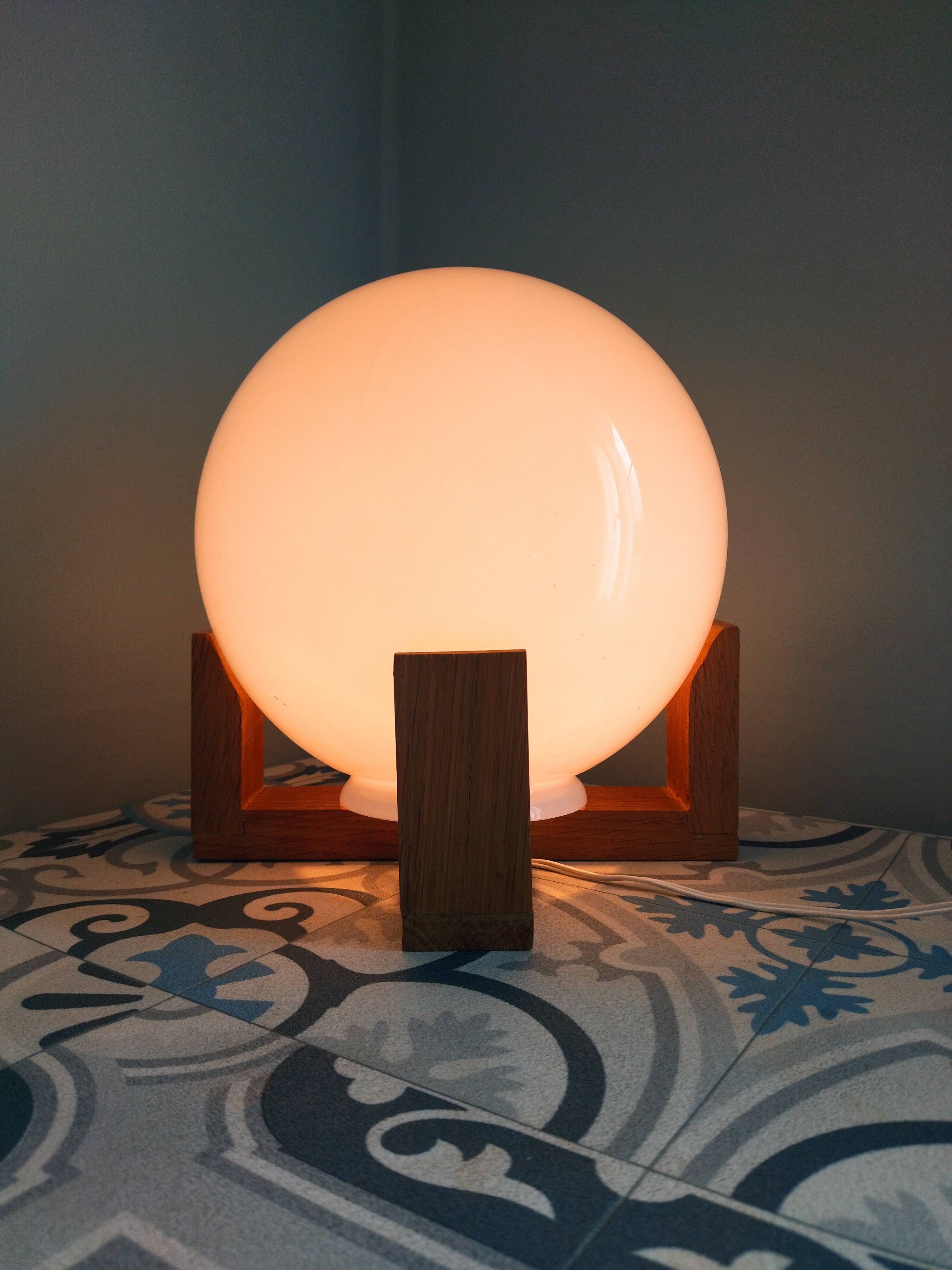 Table lamp in opaline and vintage wood
