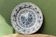 Plat en faïence de Delft, signé la griffe de porcelaine