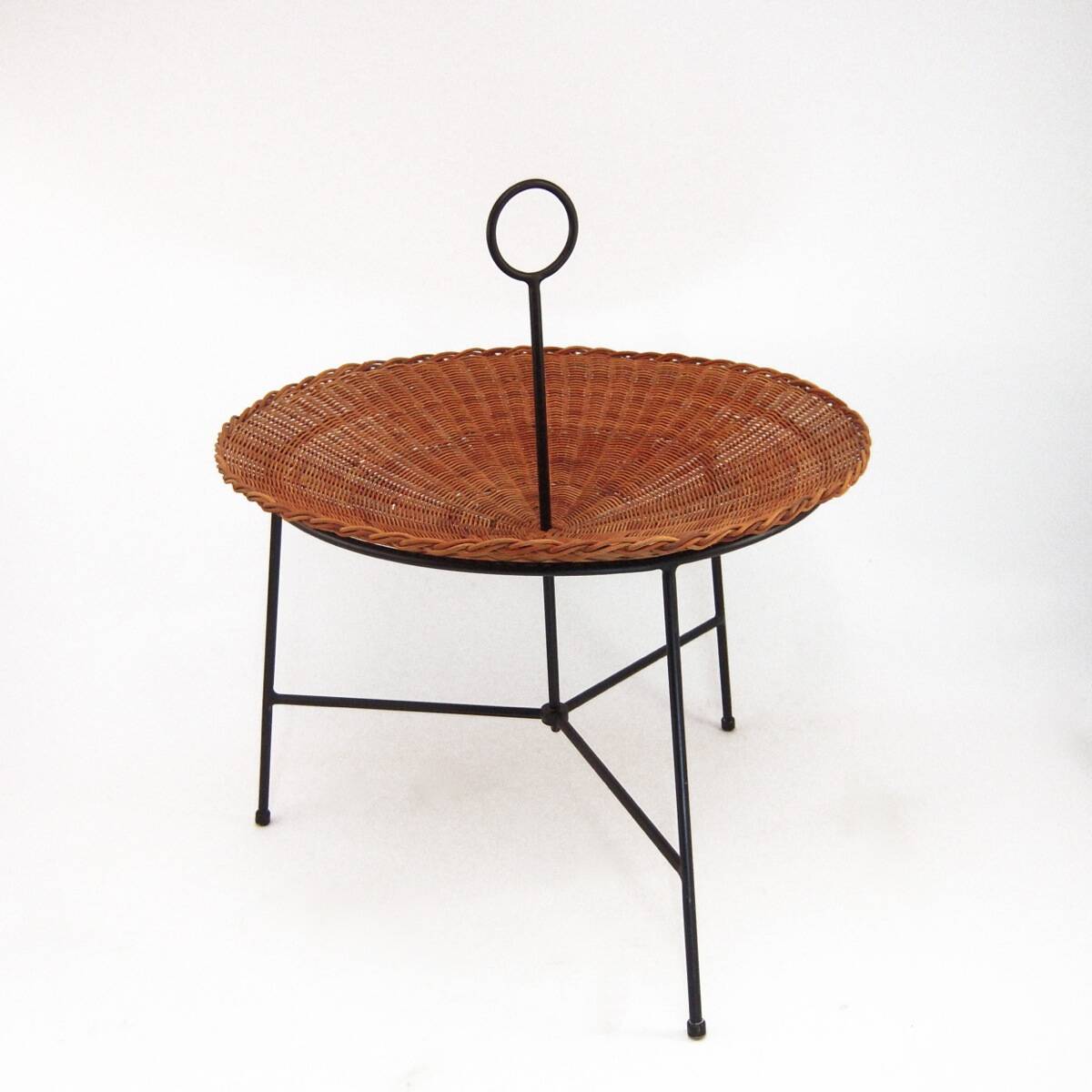 Table incurvée, porte revue en osier et laiton laqué noir, 1960