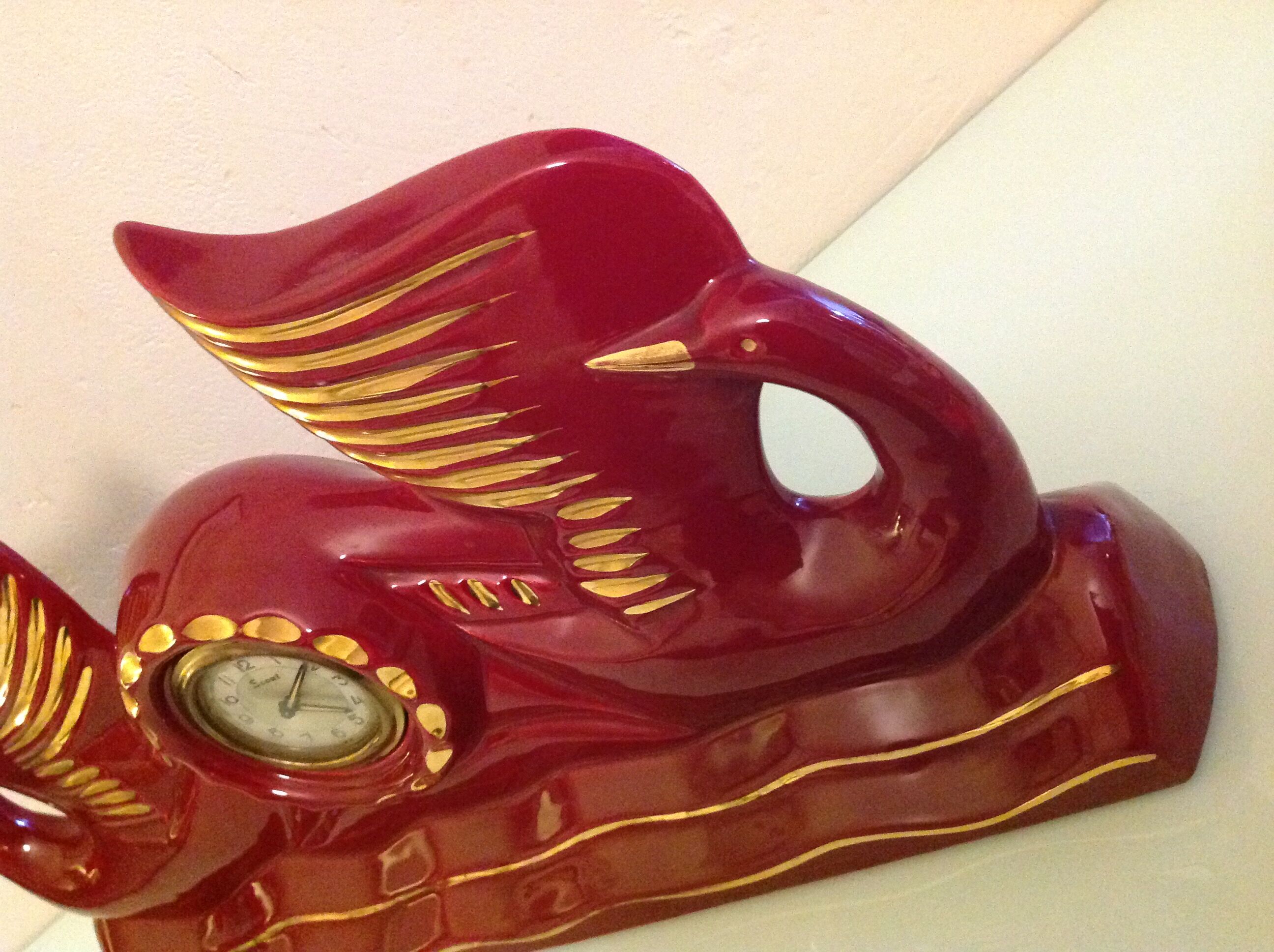 Scout clock in red ceramic bordeaux art deco style