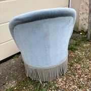 Fauteuil crapaud en velours bleu ciel