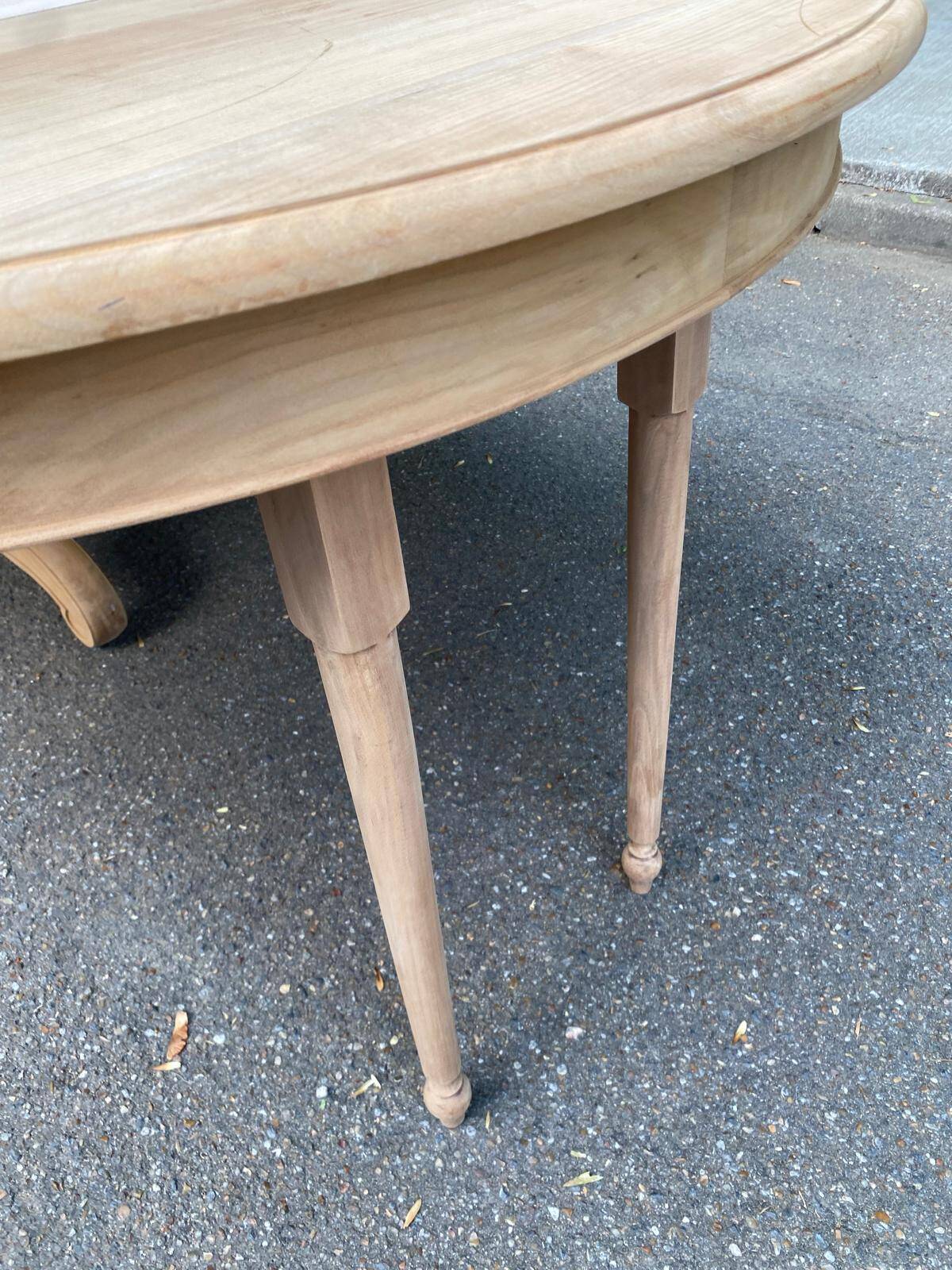 Table à manger ronde pied central extensible décapée en bois massif 3 rallo