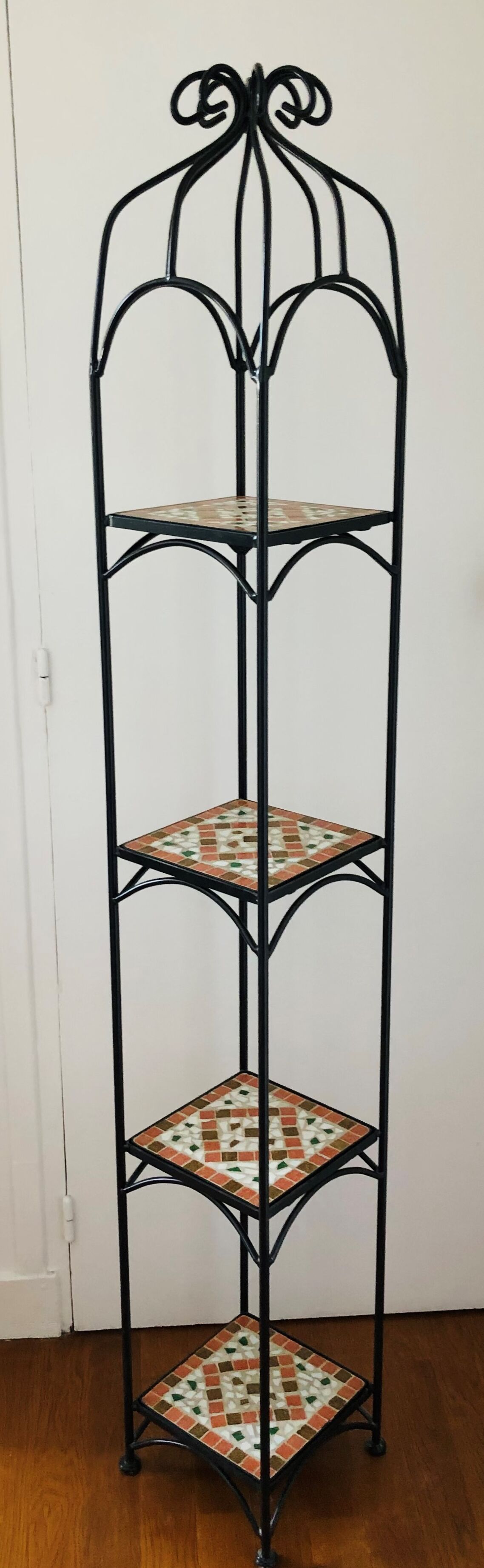 Etagère en fer forgé et mosaïque