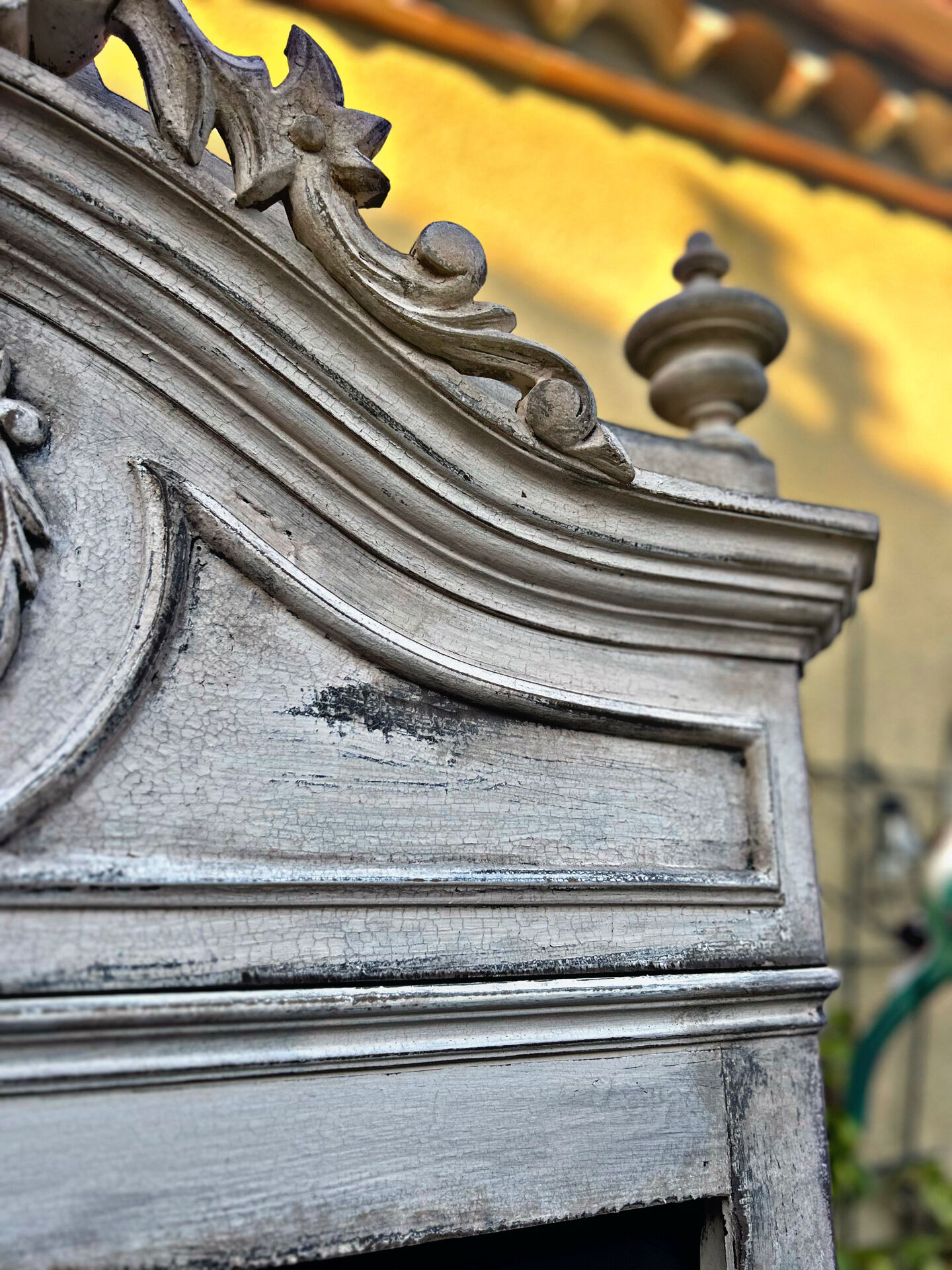Patinated Tuscan-style bonnetière