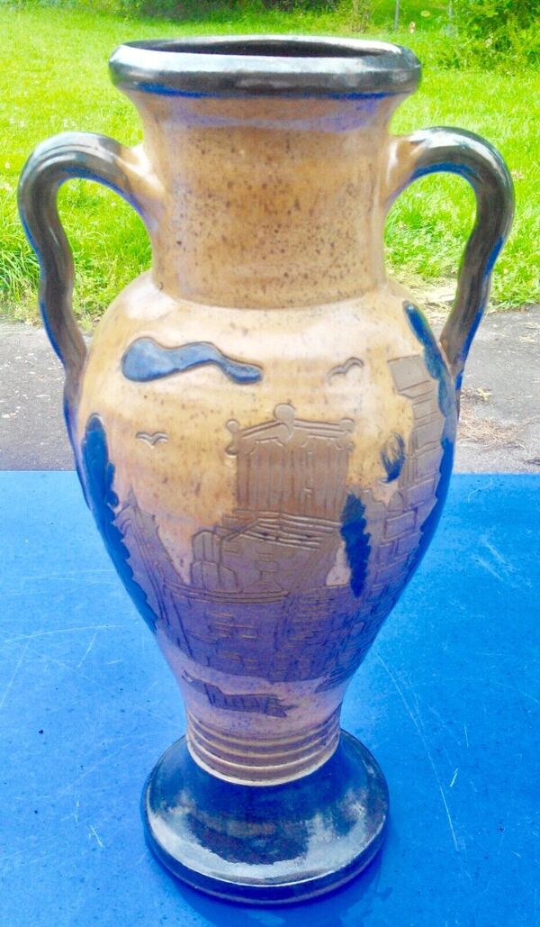 Vase breton ancien en grès décor couple breton et vue d'Auray signé
