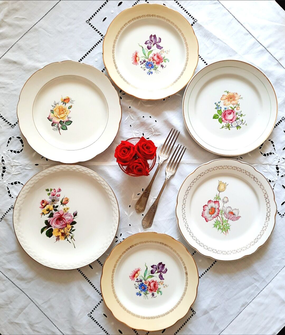 Flat earthenware plates with gilded edges