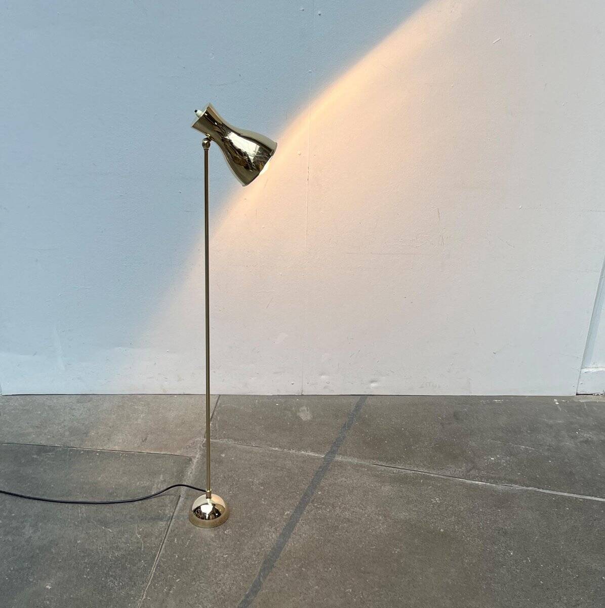 Minimalist brass floor lamp from the mid-century by Dieter Schulz for Wohnbedarf Ag, 1950s.